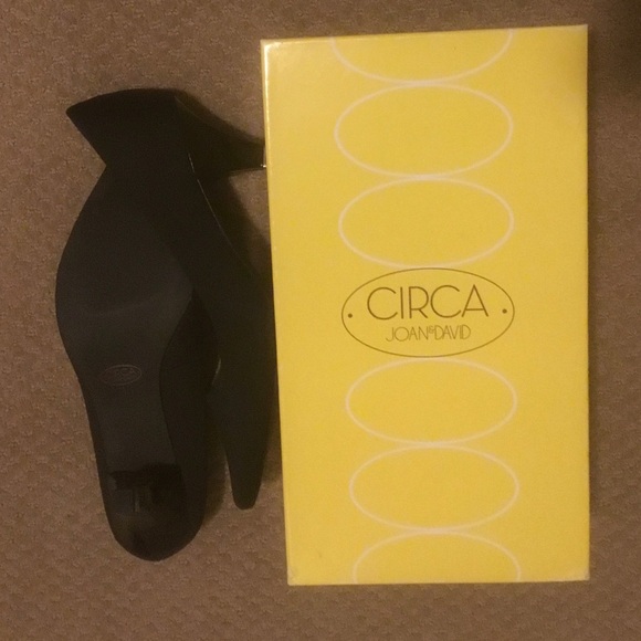 Joan & David Shoes - Picture 2 of 3